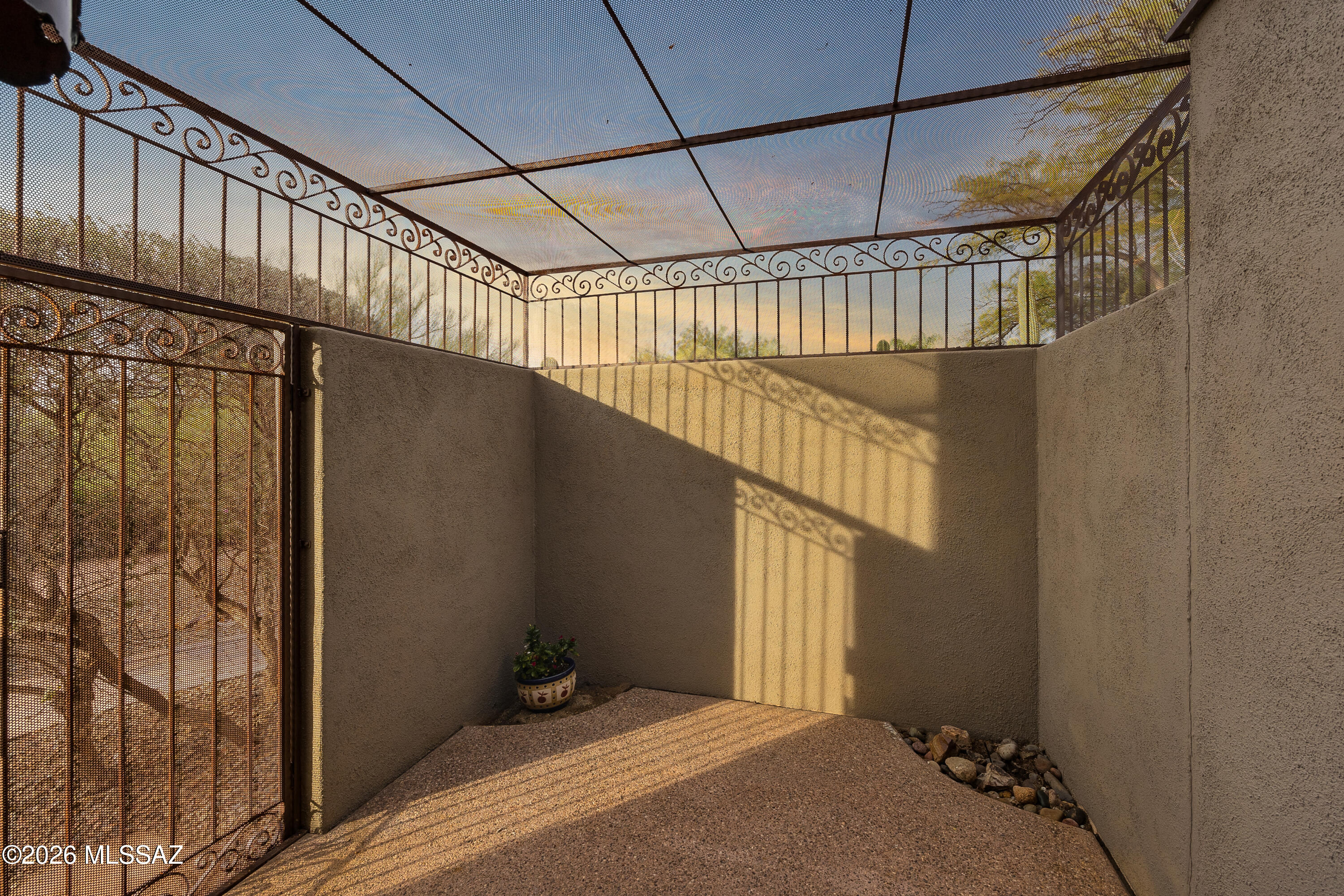 6780 N Calle Lomita