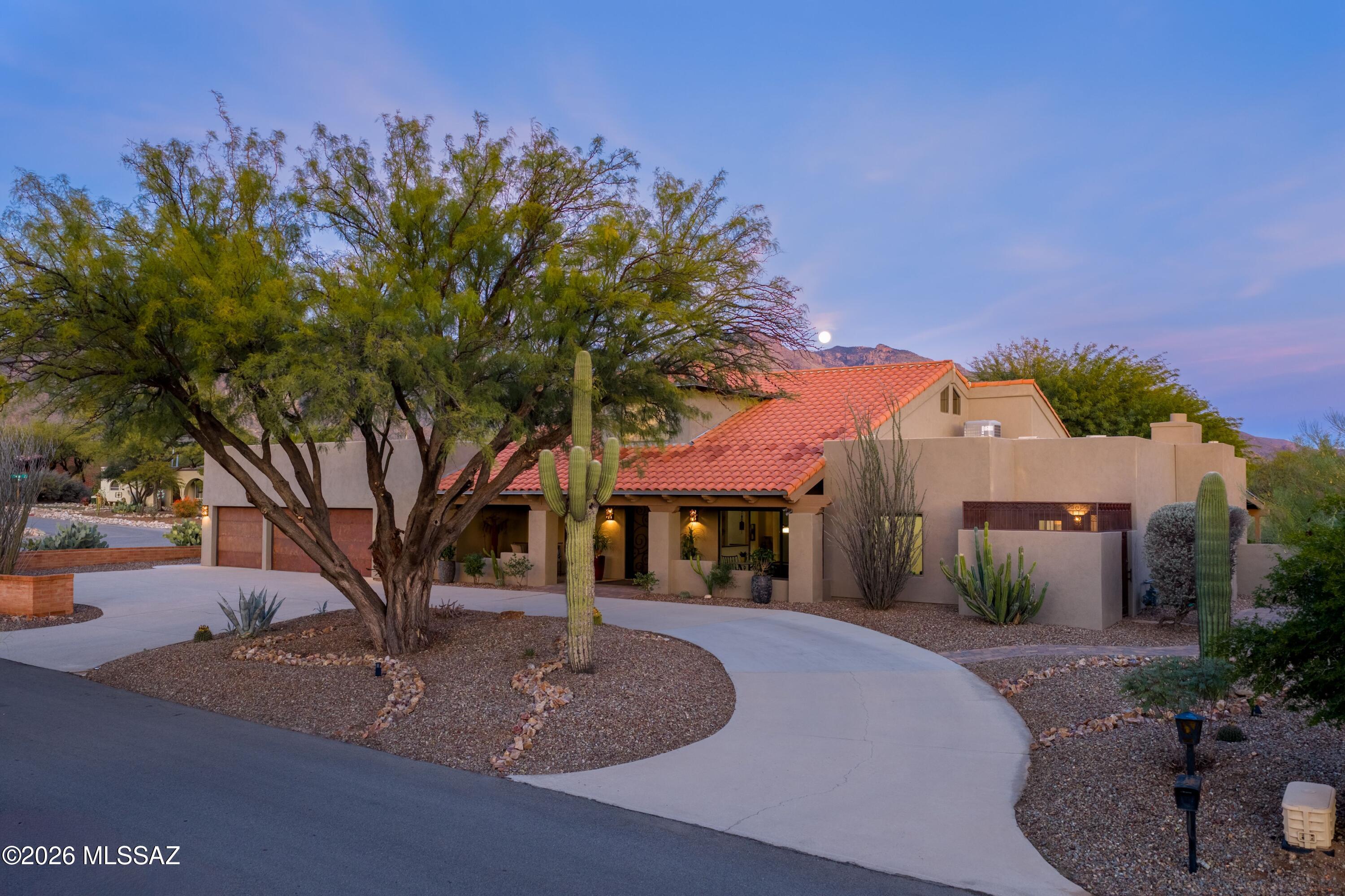 6780 N Calle Lomita