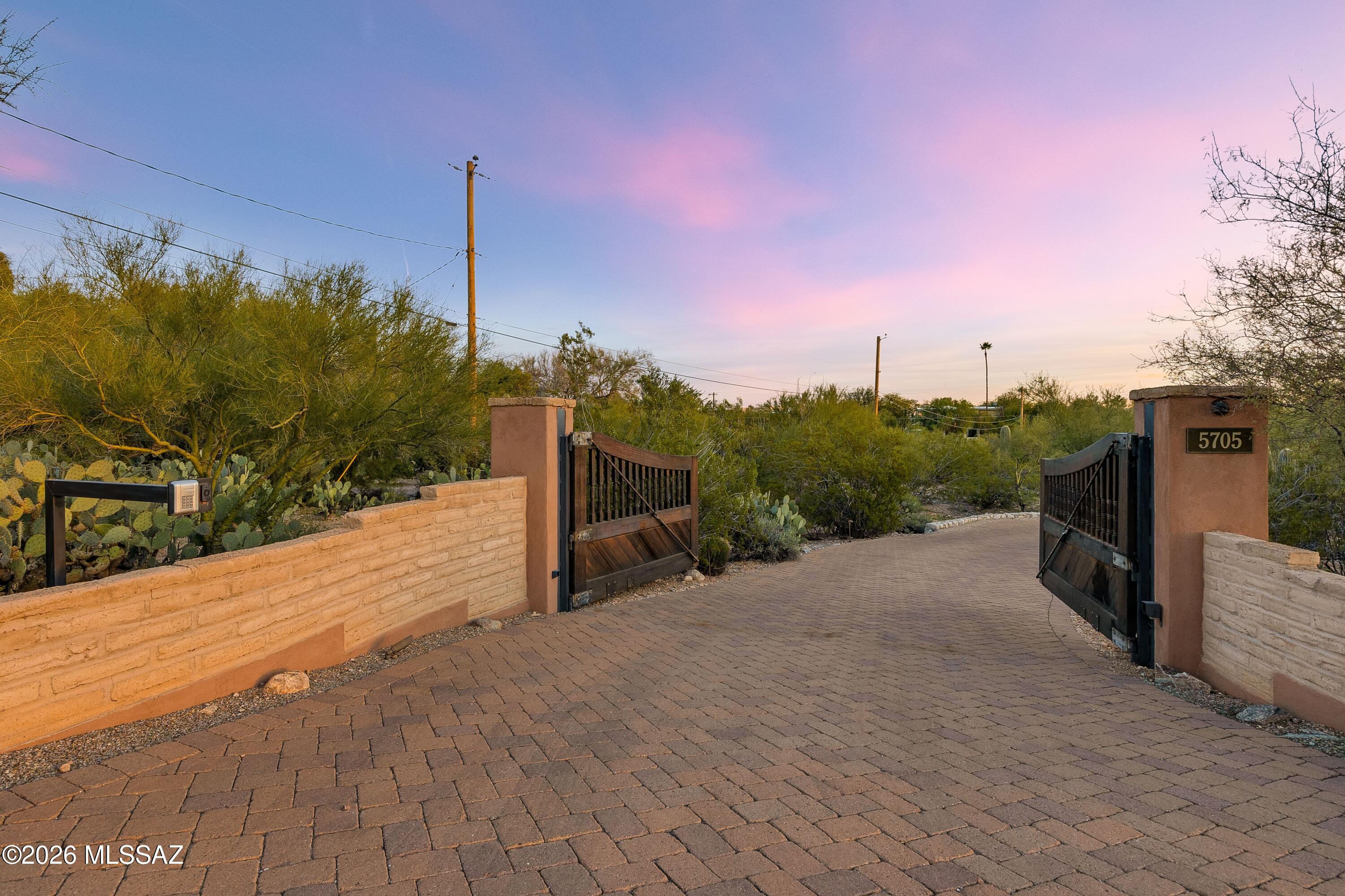 5705 N Lady Lane