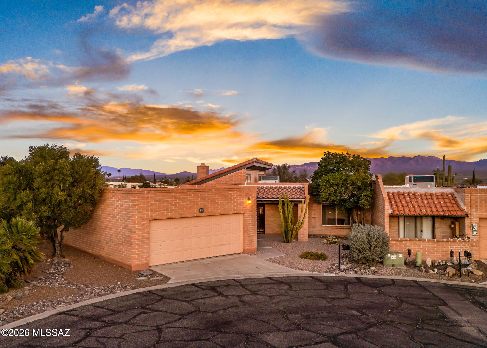2742 S Via Del Bac