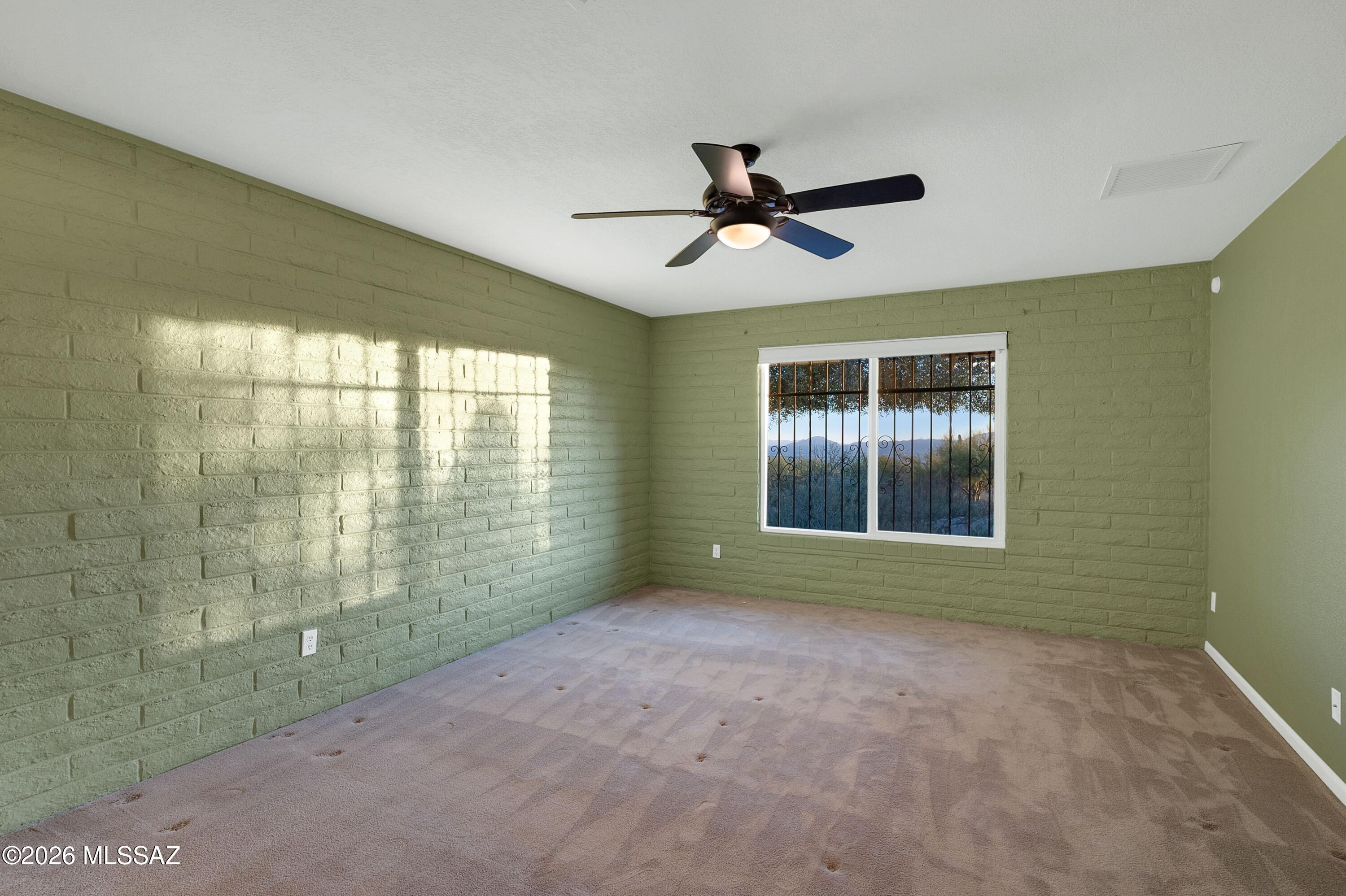 7112 N Chimney Rock Place