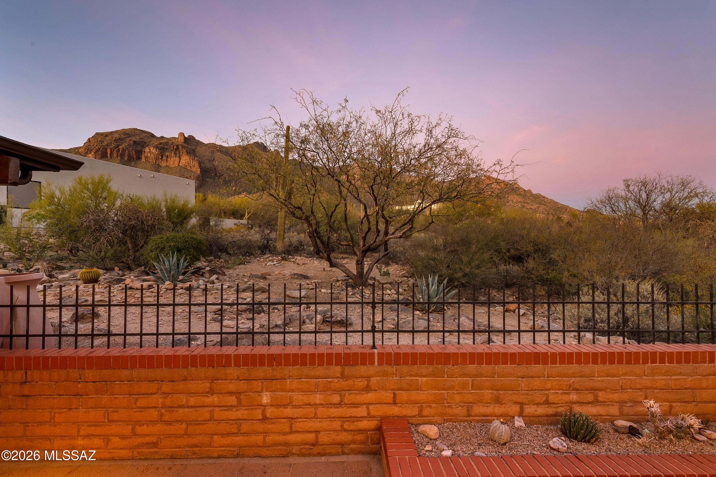 7112 N Chimney Rock Place