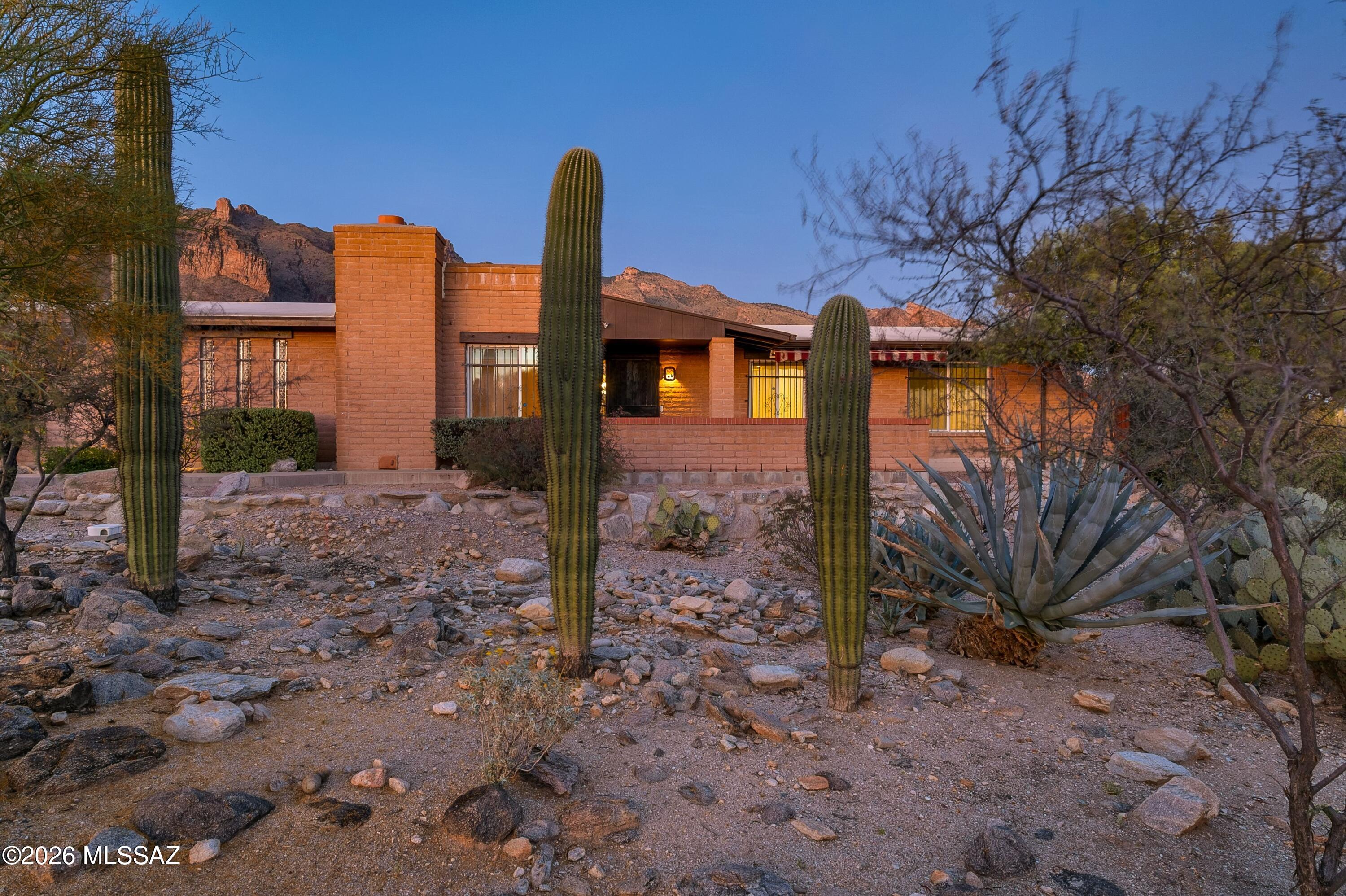 7112 N Chimney Rock Place