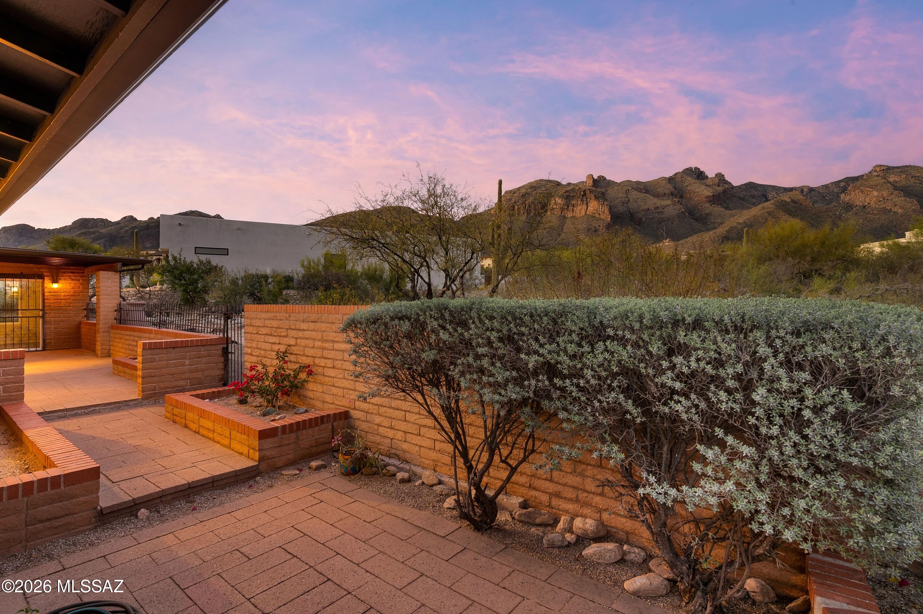 7112 N Chimney Rock Place