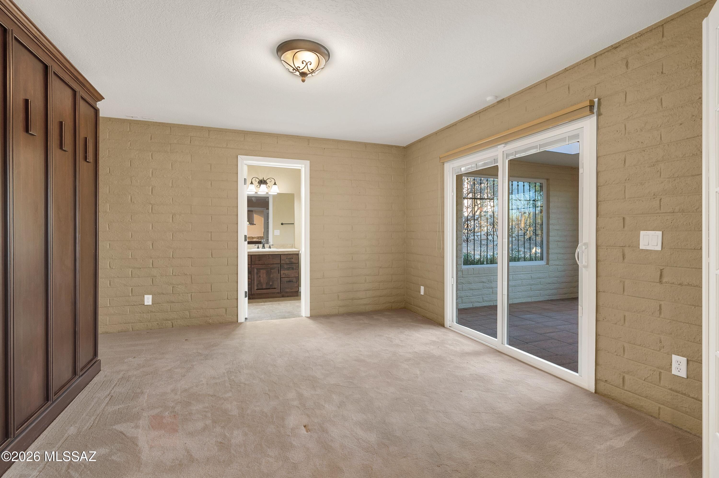 7112 N Chimney Rock Place