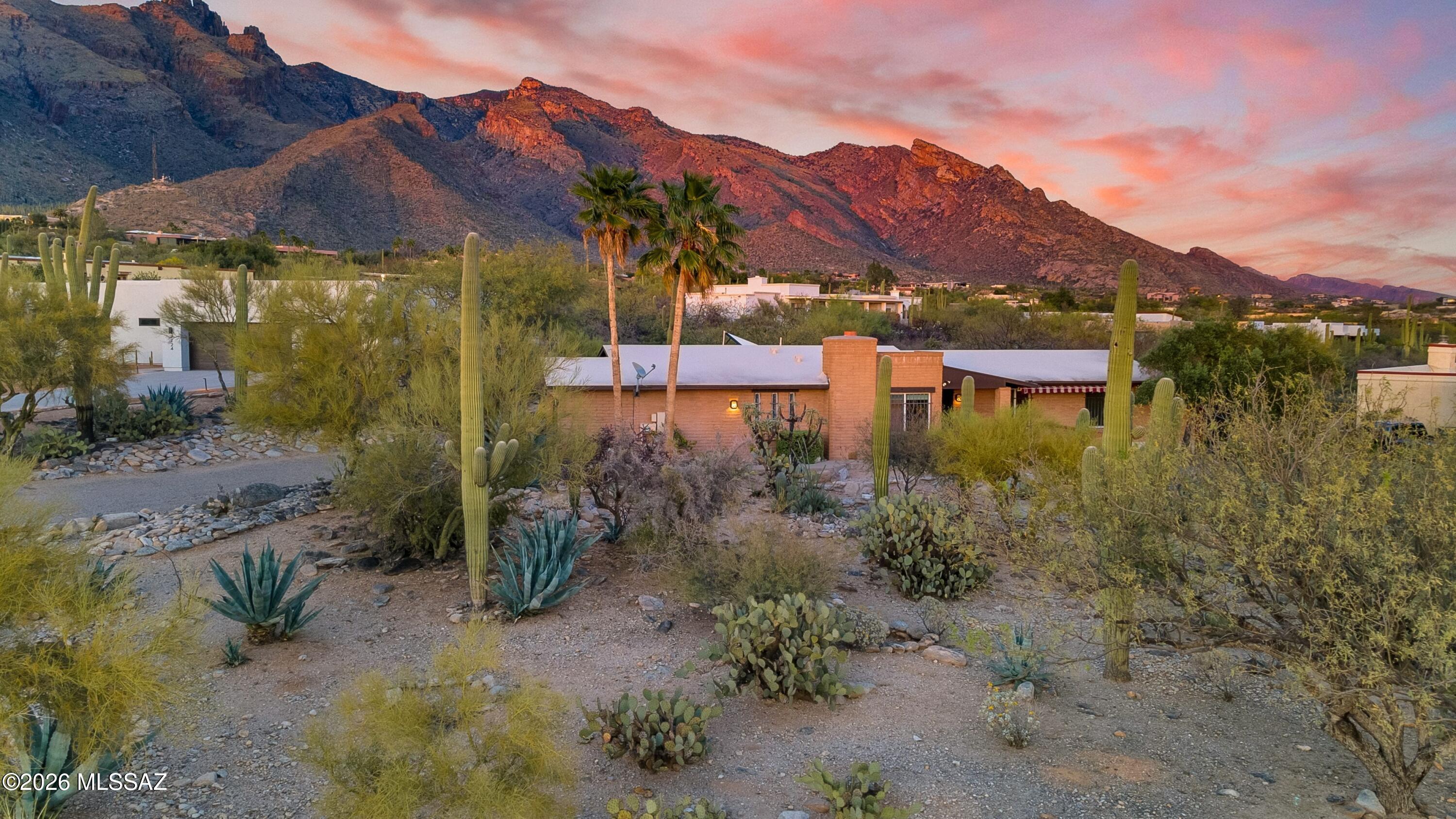 7112 N Chimney Rock Place
