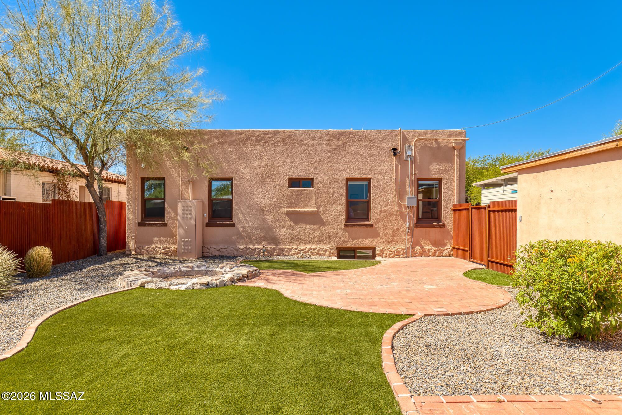 934 E 7th Street
