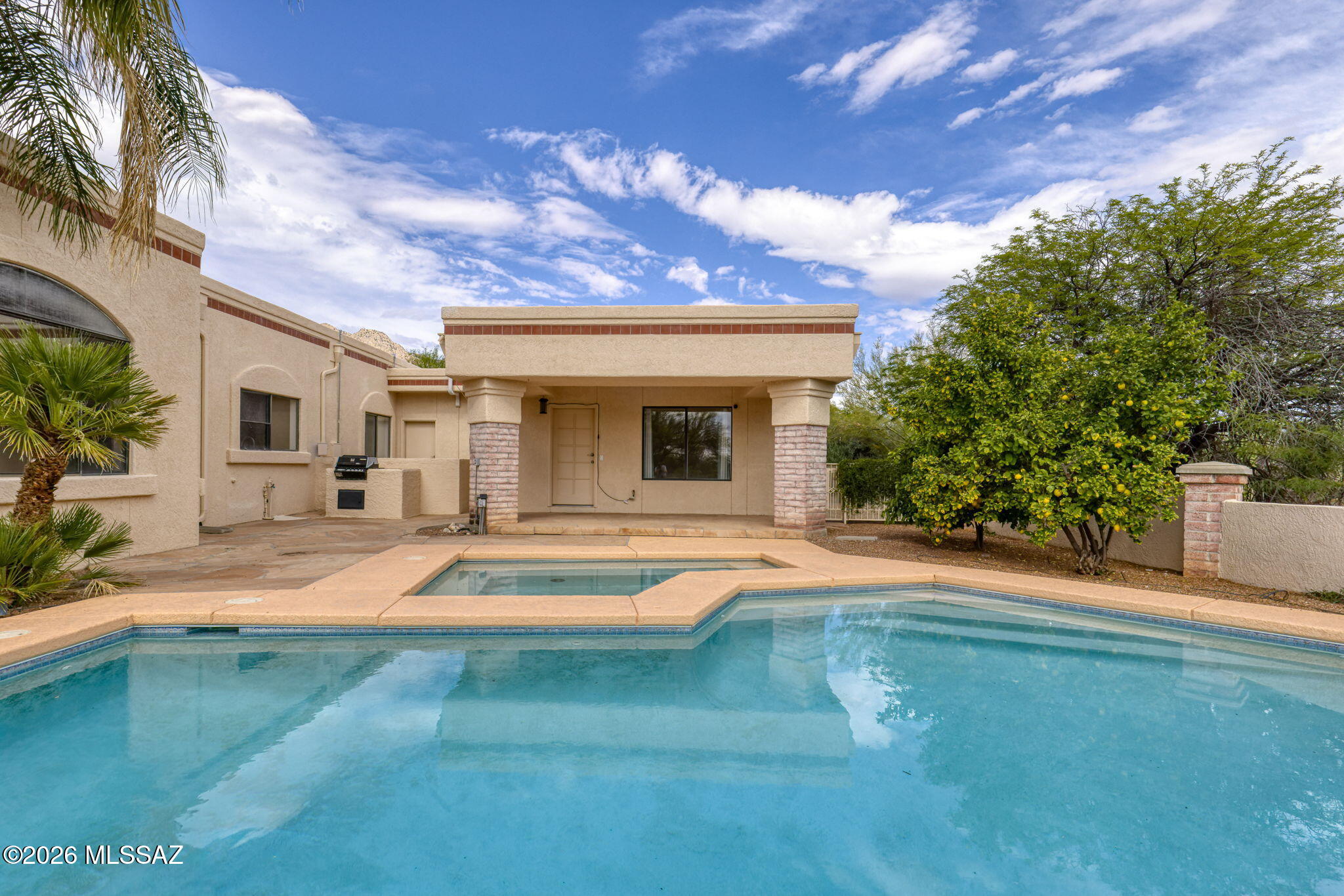 6211 N Via Acacia