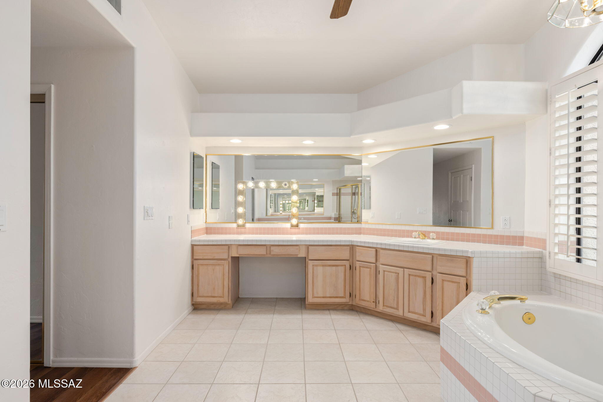 6211 N Via Acacia