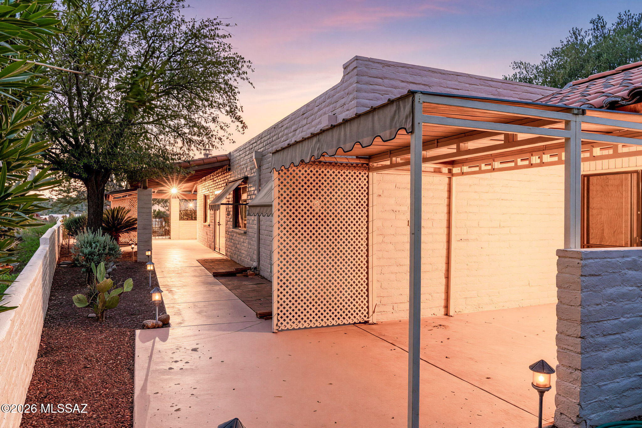 5406 N Camino De Las Brisas