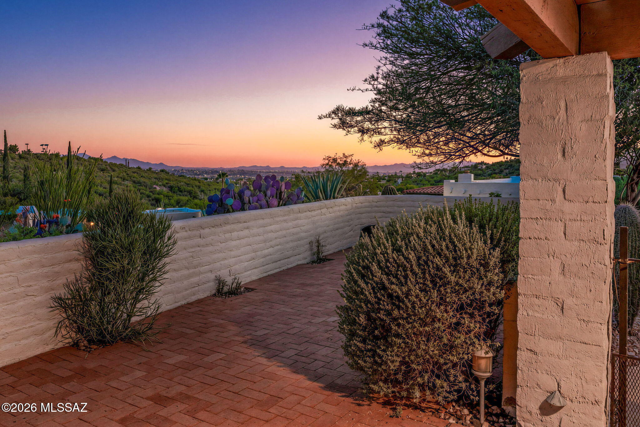 5406 N Camino De Las Brisas