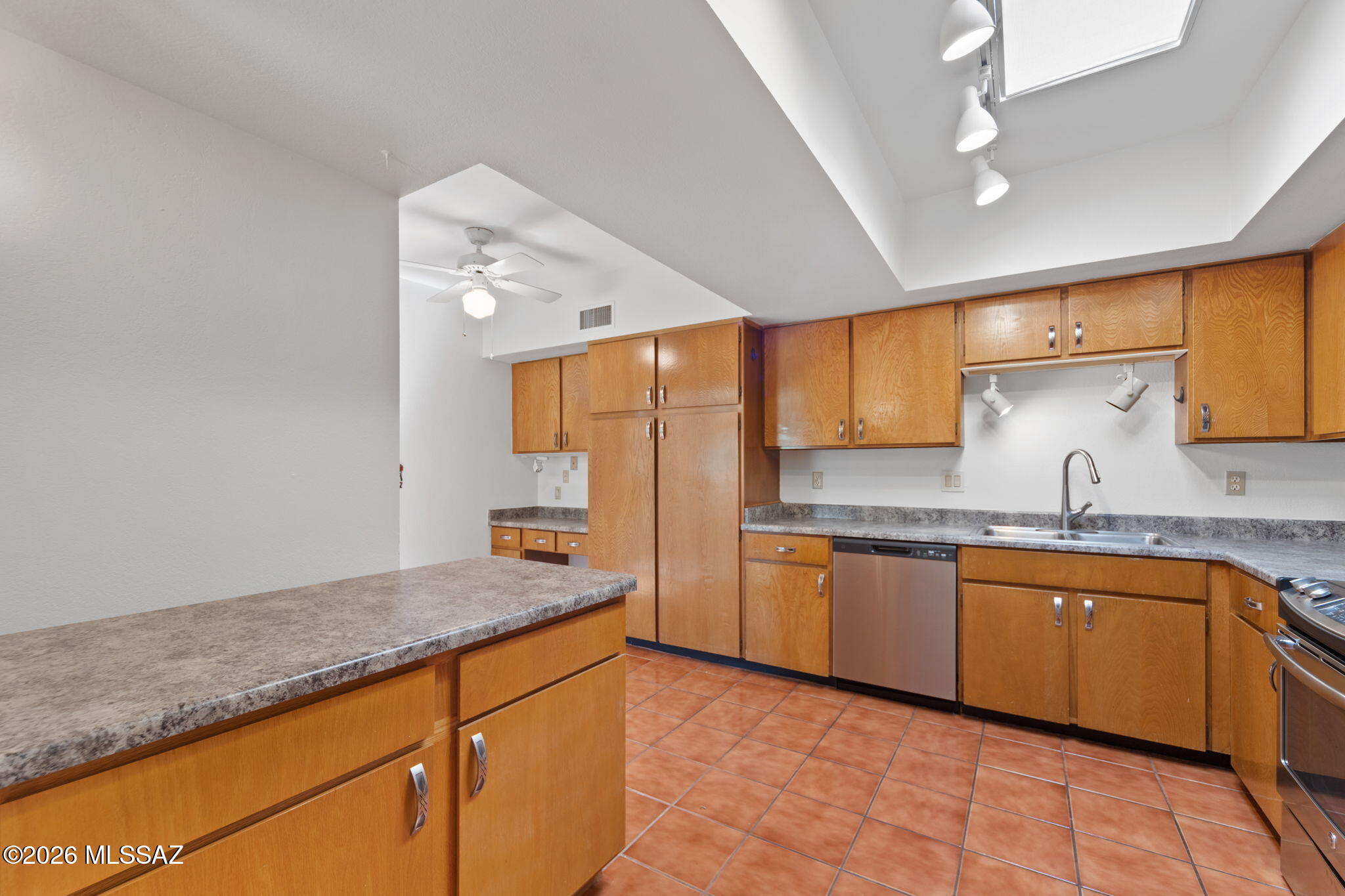 5406 N Camino De Las Brisas