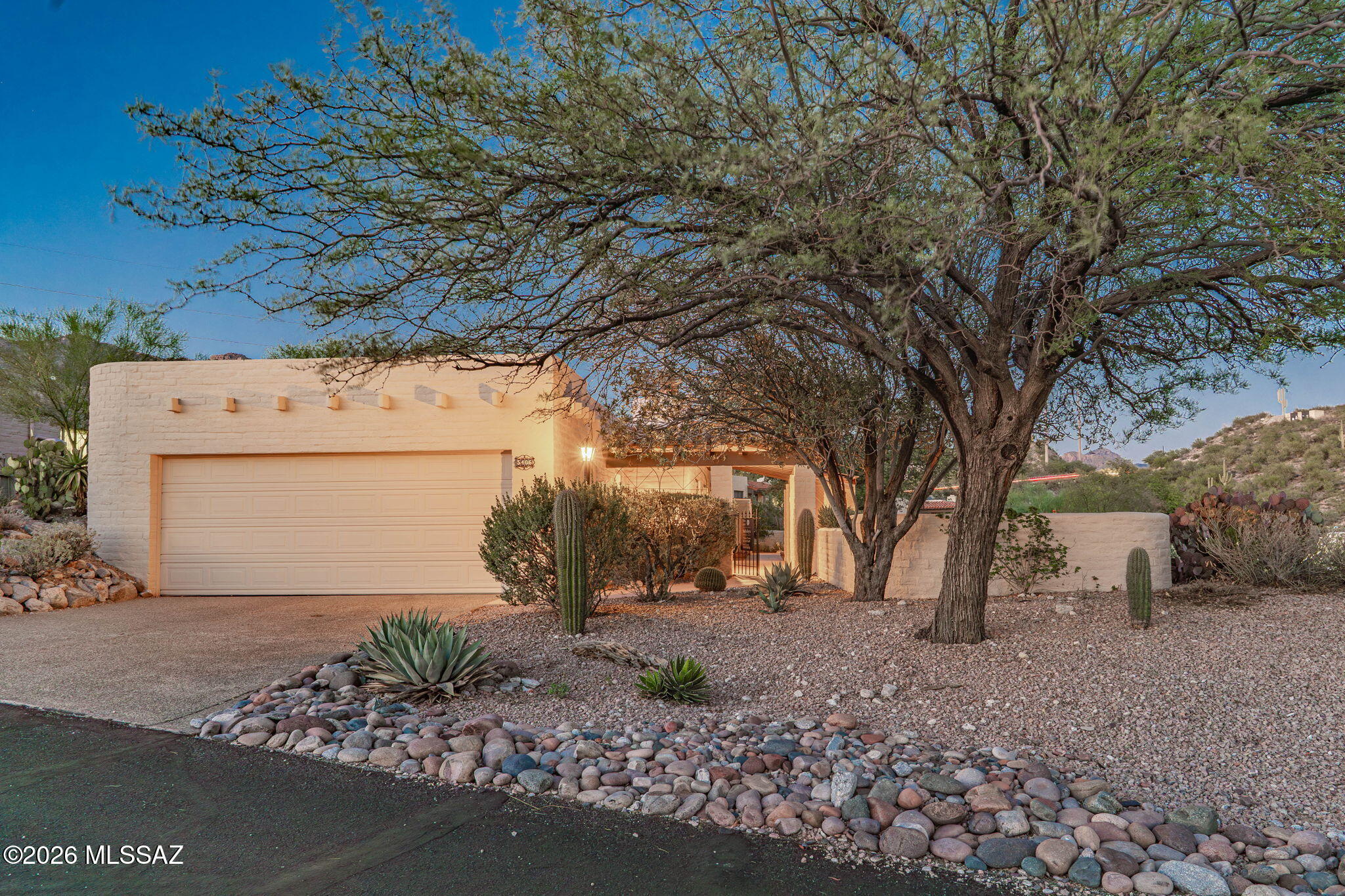 5406 N Camino De Las Brisas