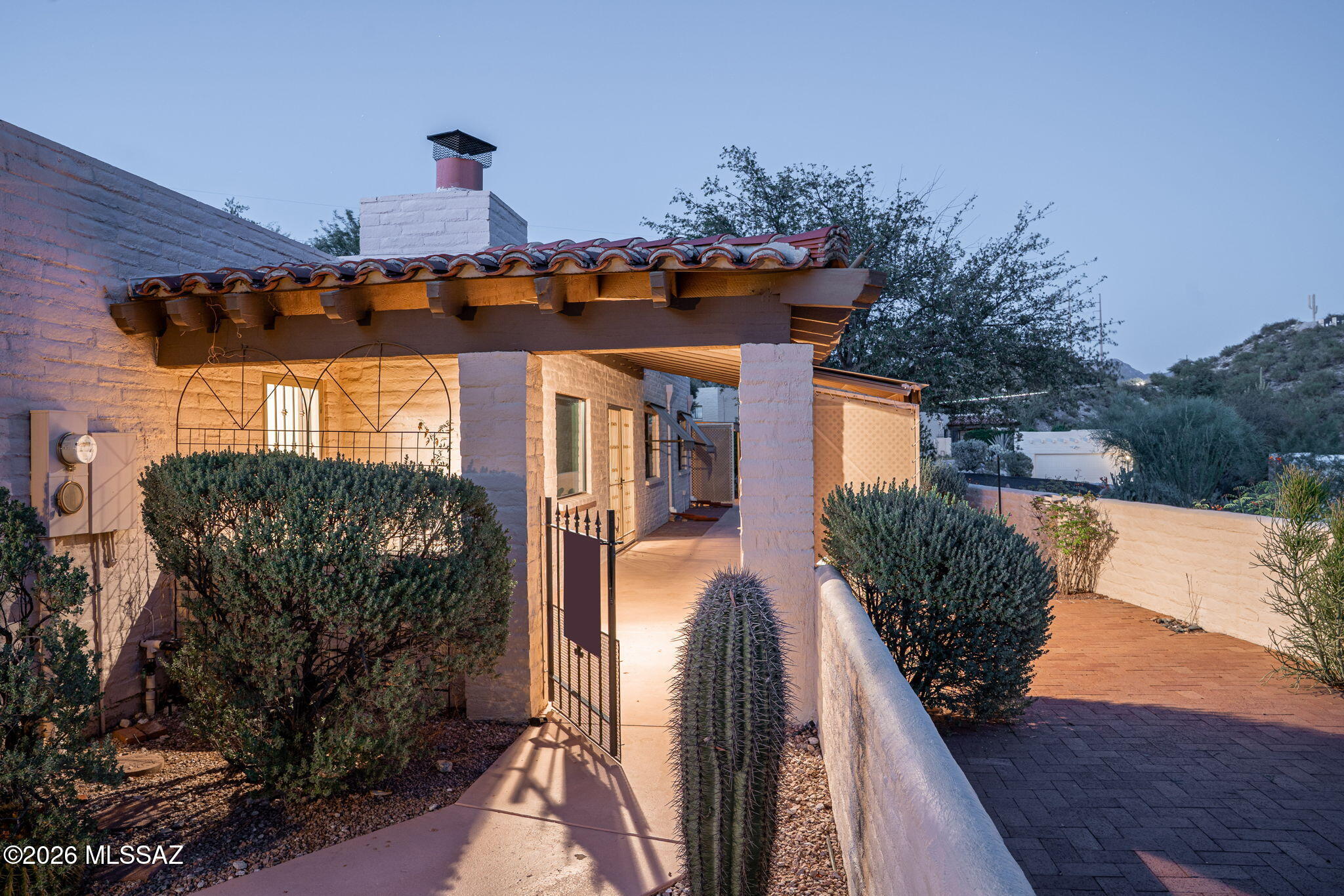 5406 N Camino De Las Brisas