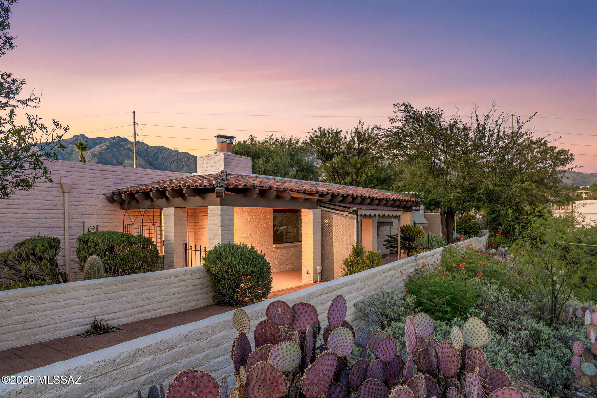 5406 N Camino De Las Brisas
