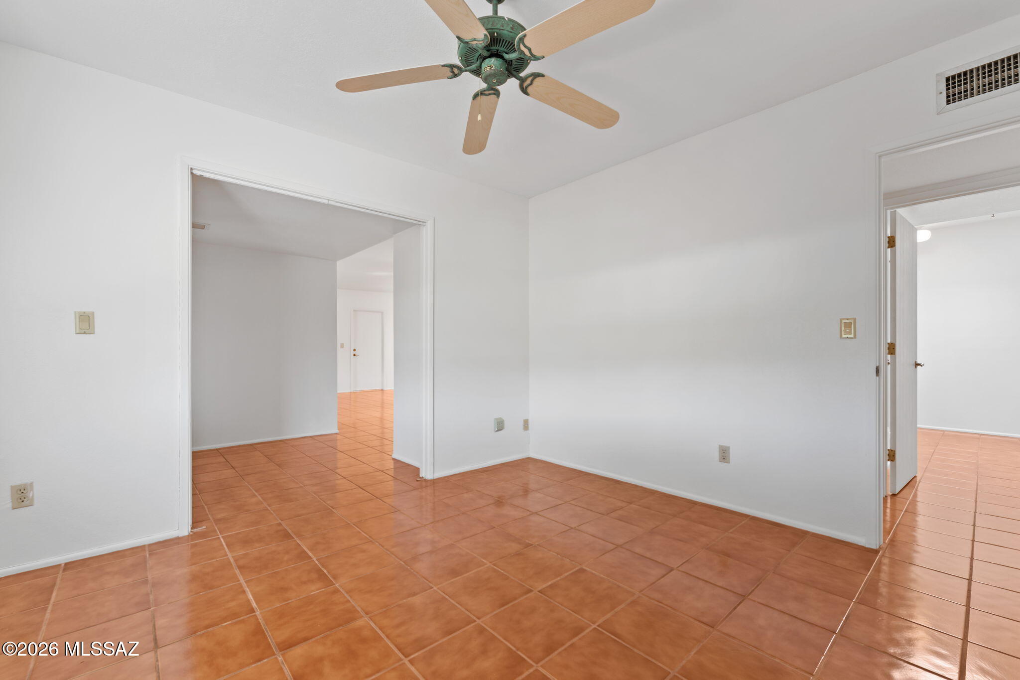 5406 N Camino De Las Brisas