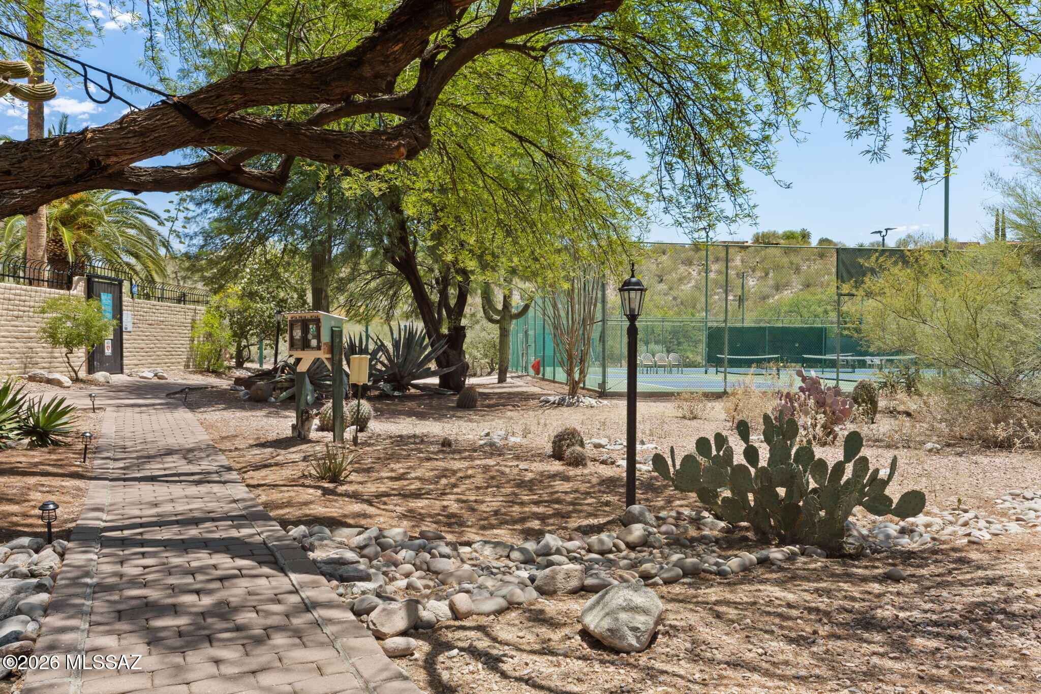 5406 N Camino De Las Brisas