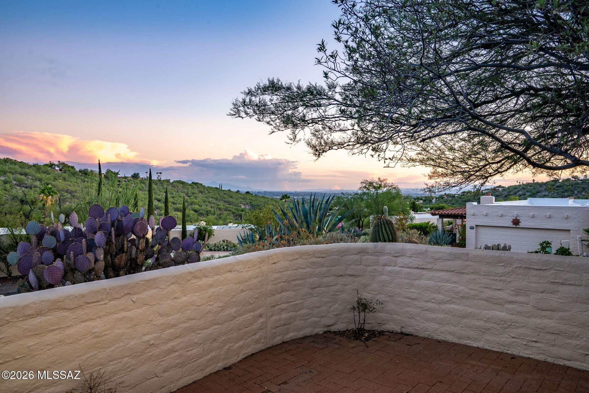 5406 N Camino De Las Brisas