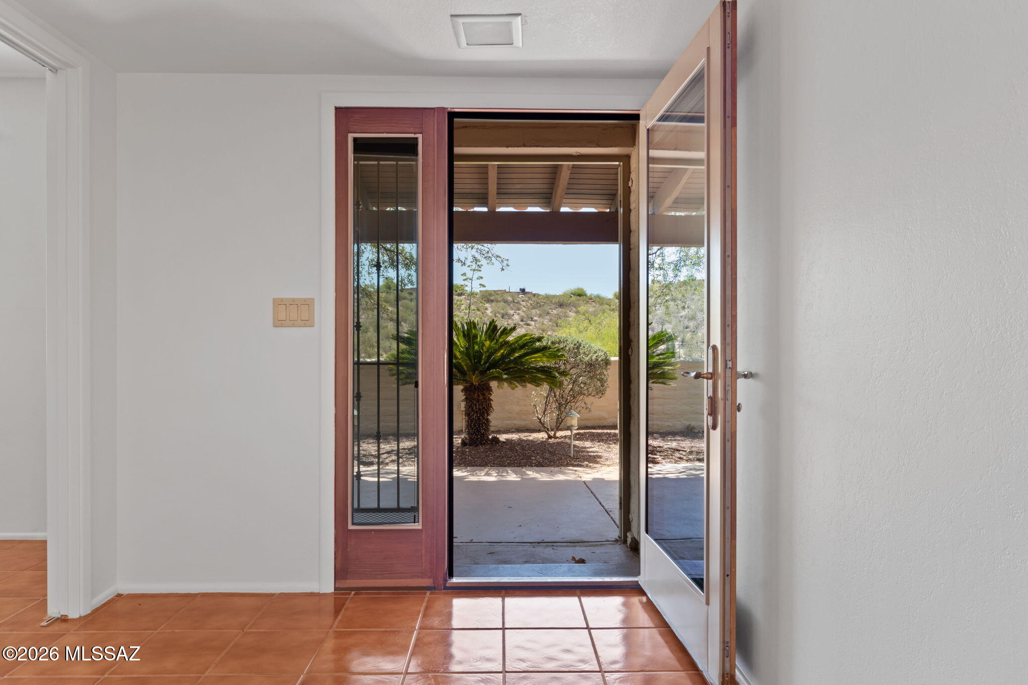 5406 N Camino De Las Brisas