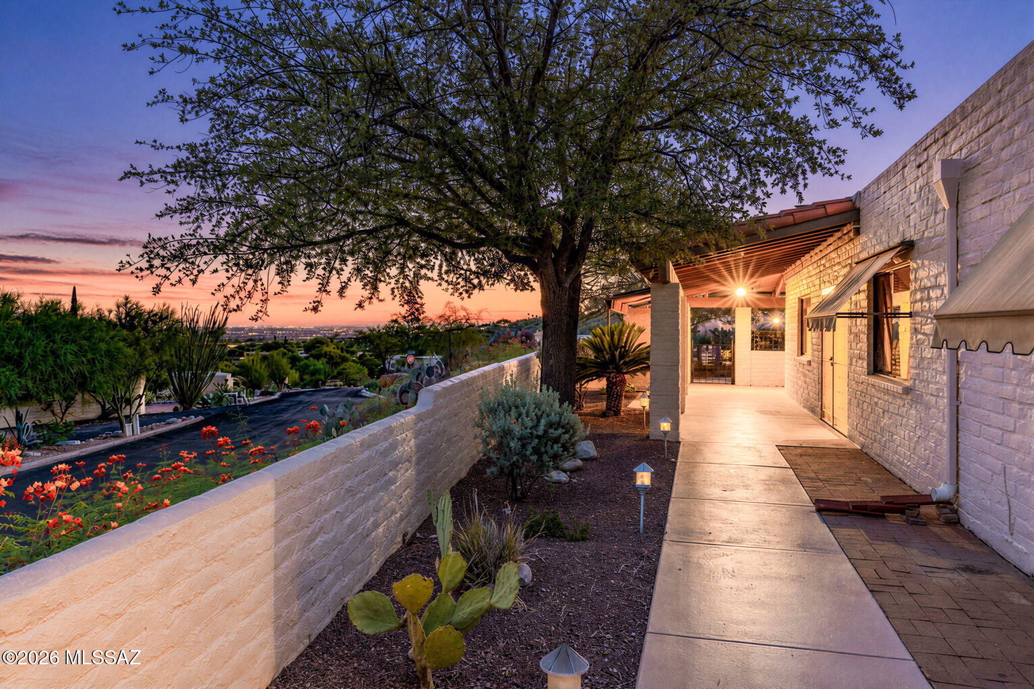 5406 N Camino De Las Brisas