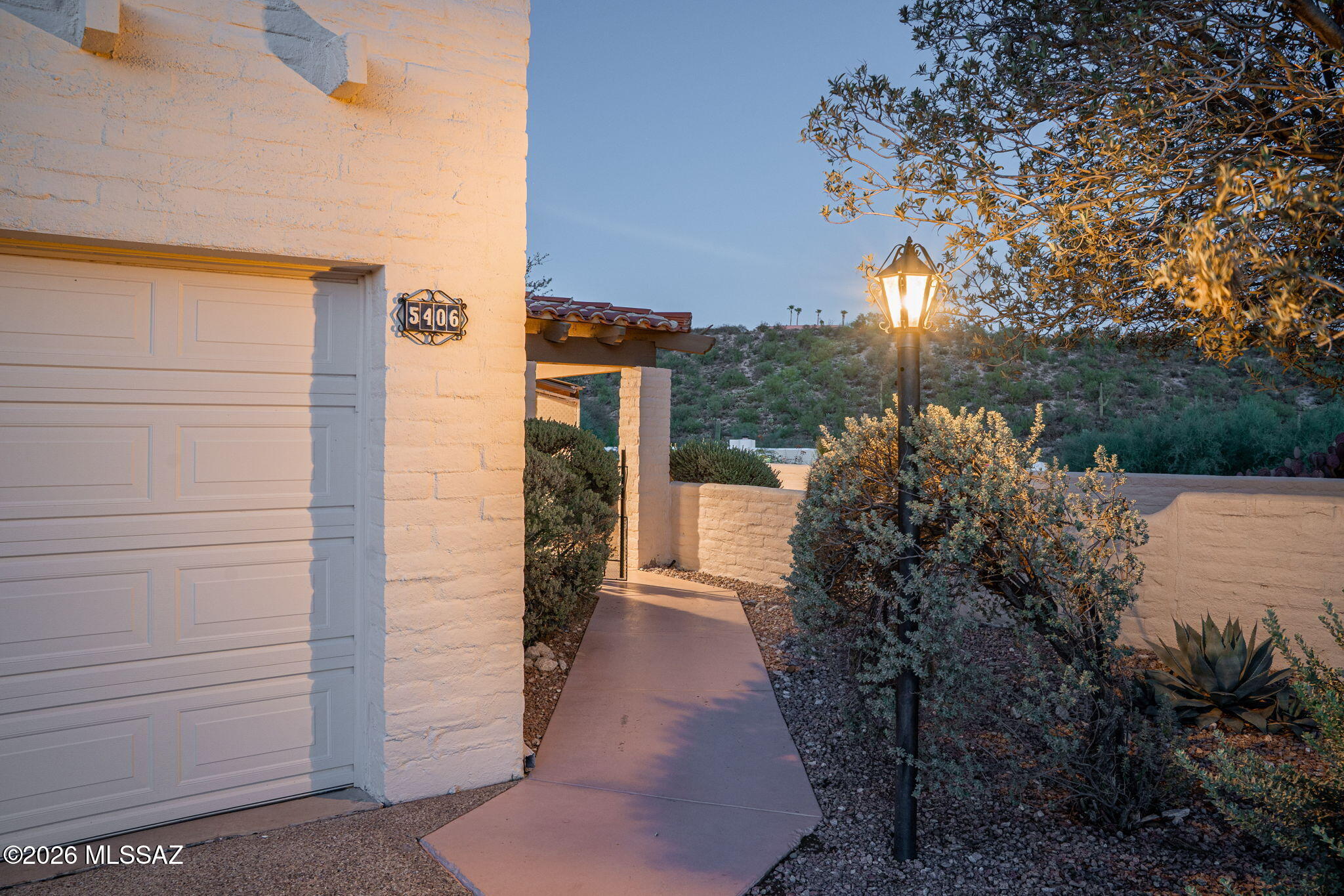 5406 N Camino De Las Brisas