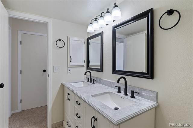 942 S Walden Street Unit: 206