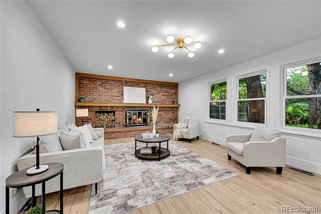 3821 S Magnolia Way