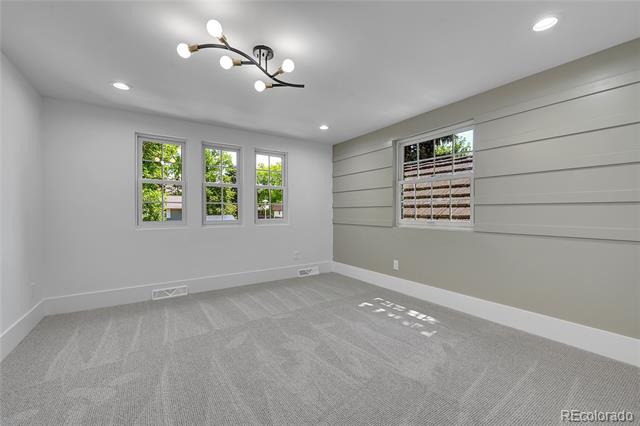 3821 S Magnolia Way