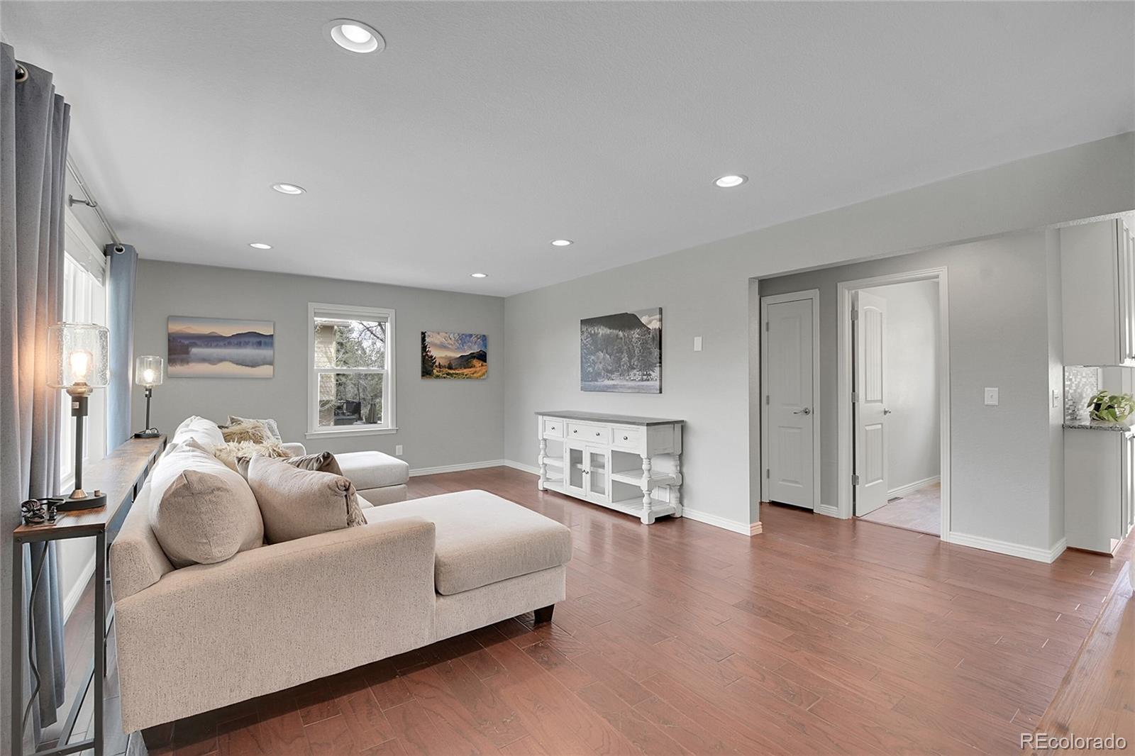 6885 Hillside Way
