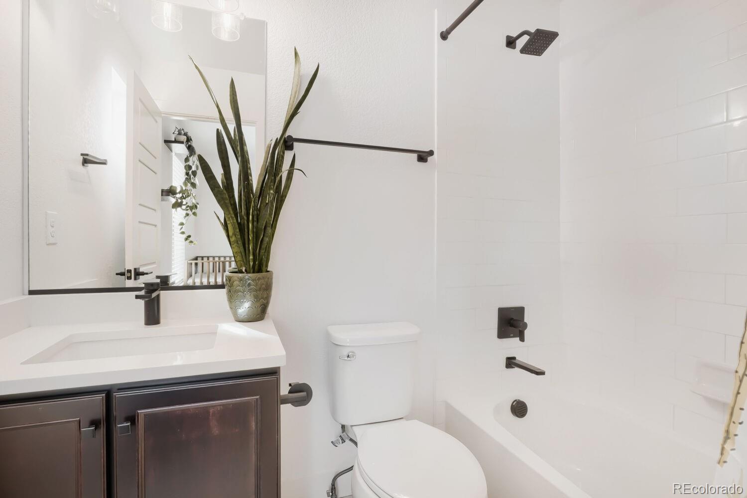 2038 S Holly Street Unit: 2