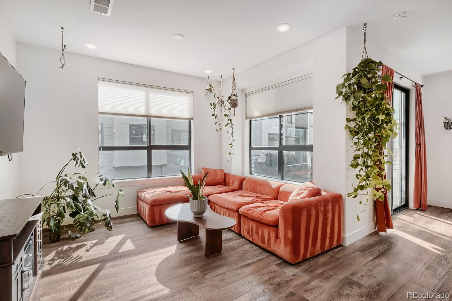 2038 S Holly Street Unit: 2