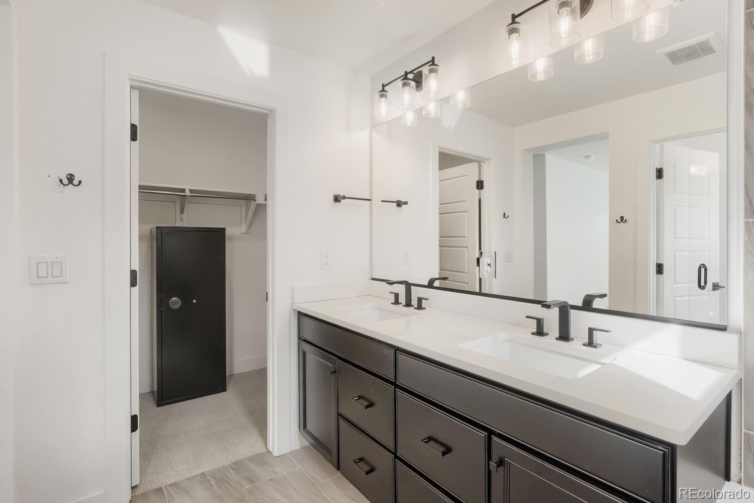 2038 S Holly Street Unit: 2