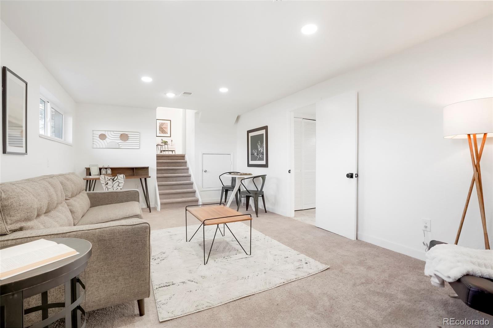 323 S Vaughn Way