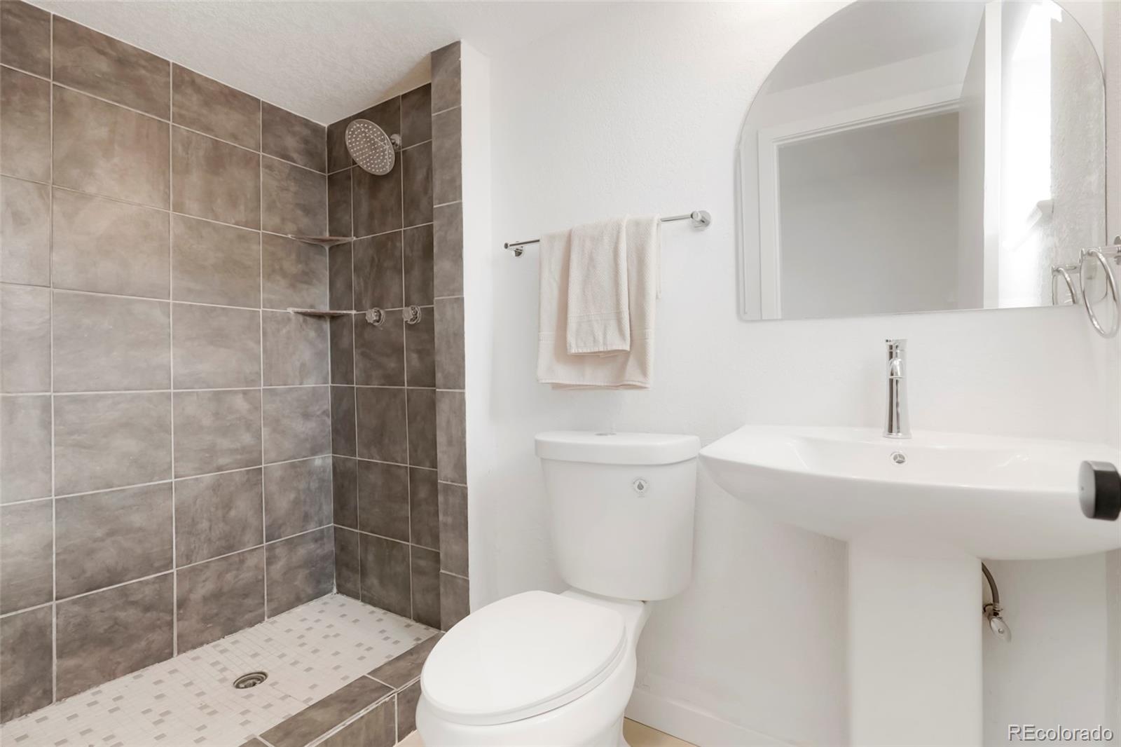 323 S Vaughn Way