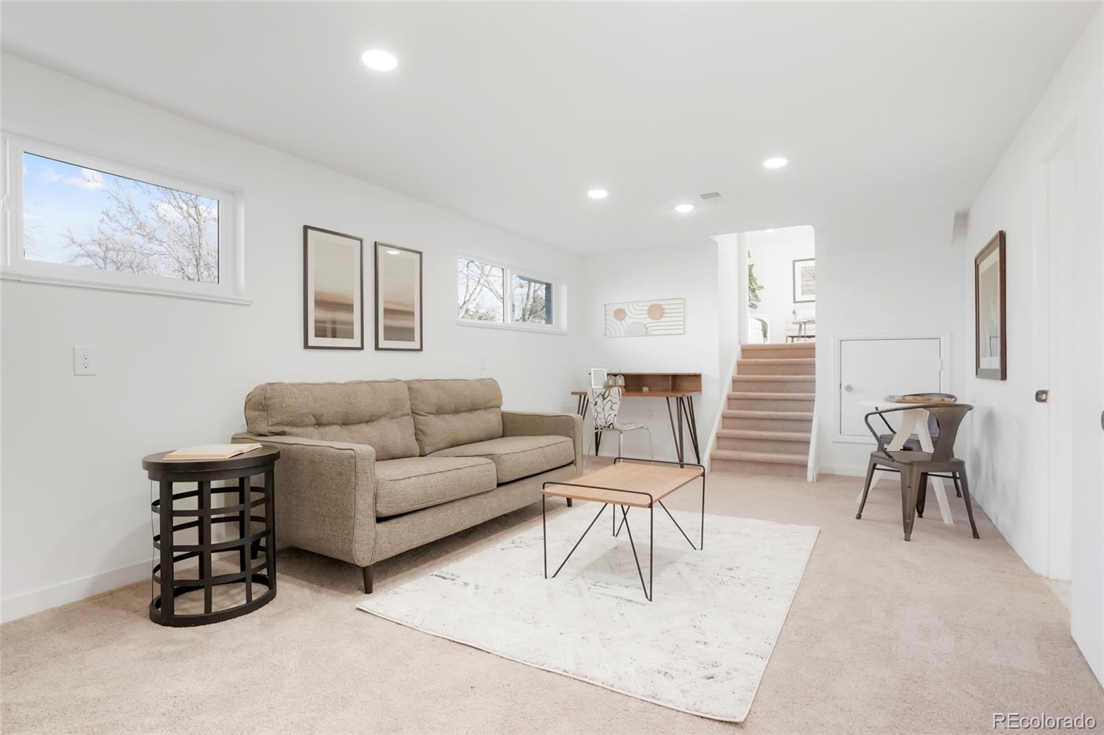 323 S Vaughn Way