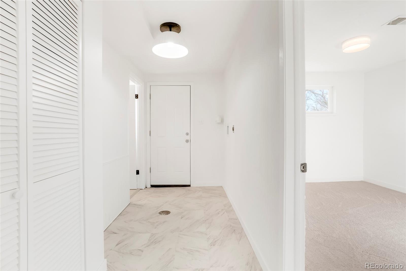 323 S Vaughn Way