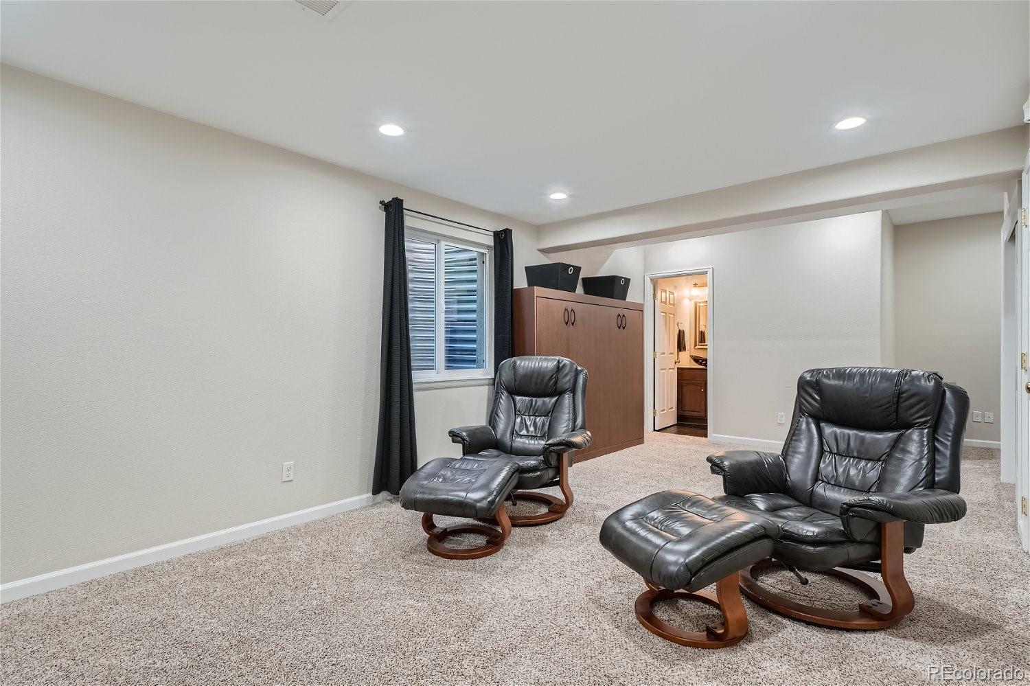 1233 Laurenwood Way