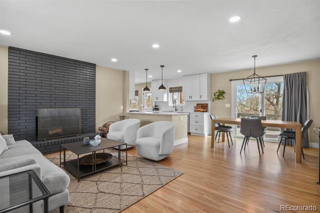 1115 W Hinsdale Drive