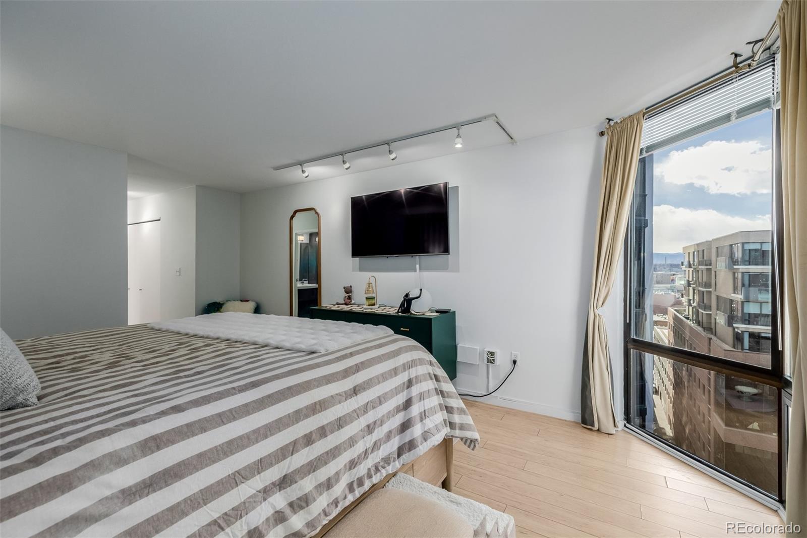 1625 Larimer Street Unit: 1207