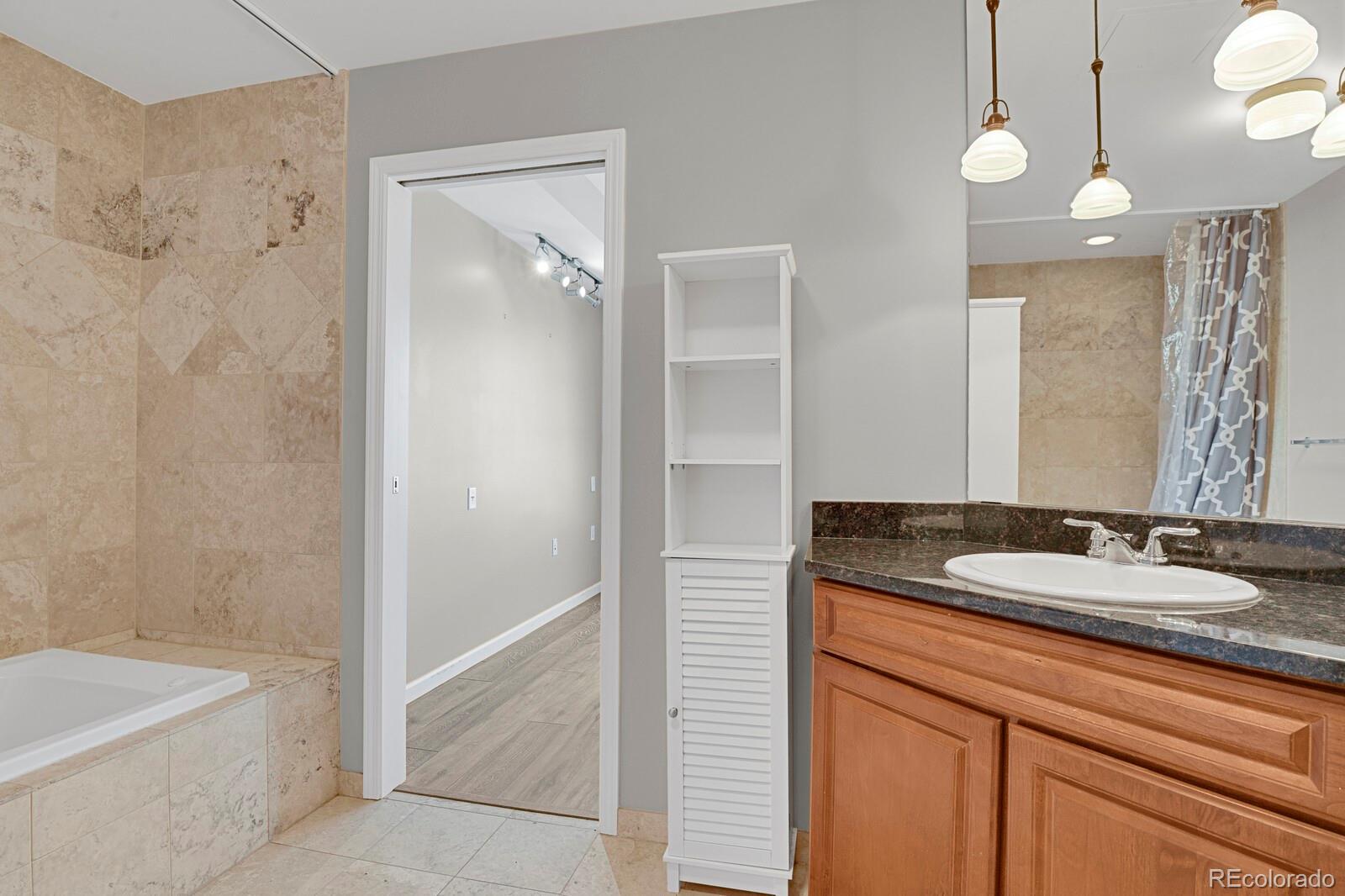 925 N Lincoln Street Unit: 8G