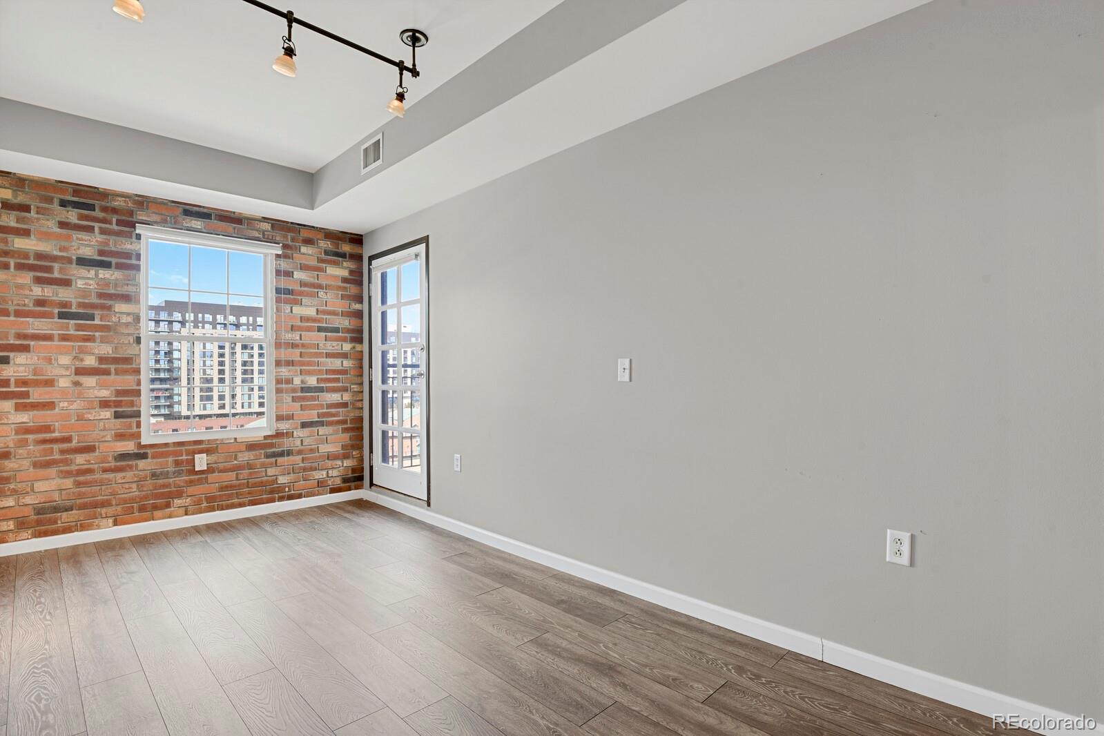 925 N Lincoln Street Unit: 8G
