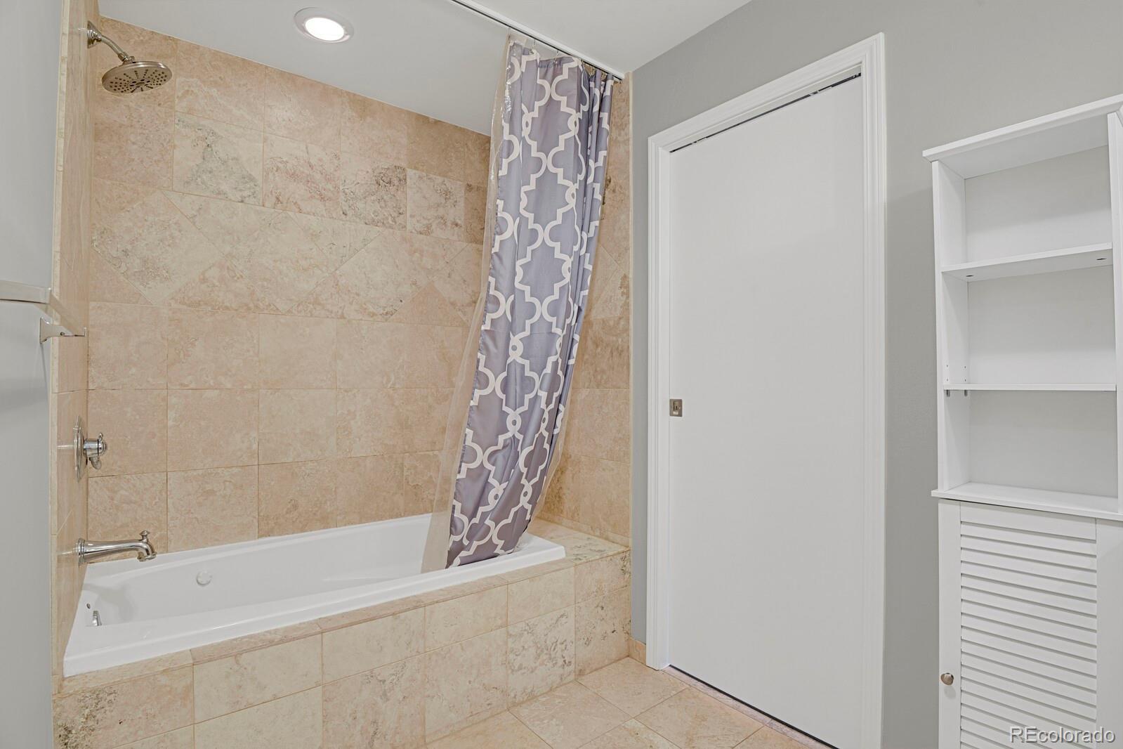 925 N Lincoln Street Unit: 8G