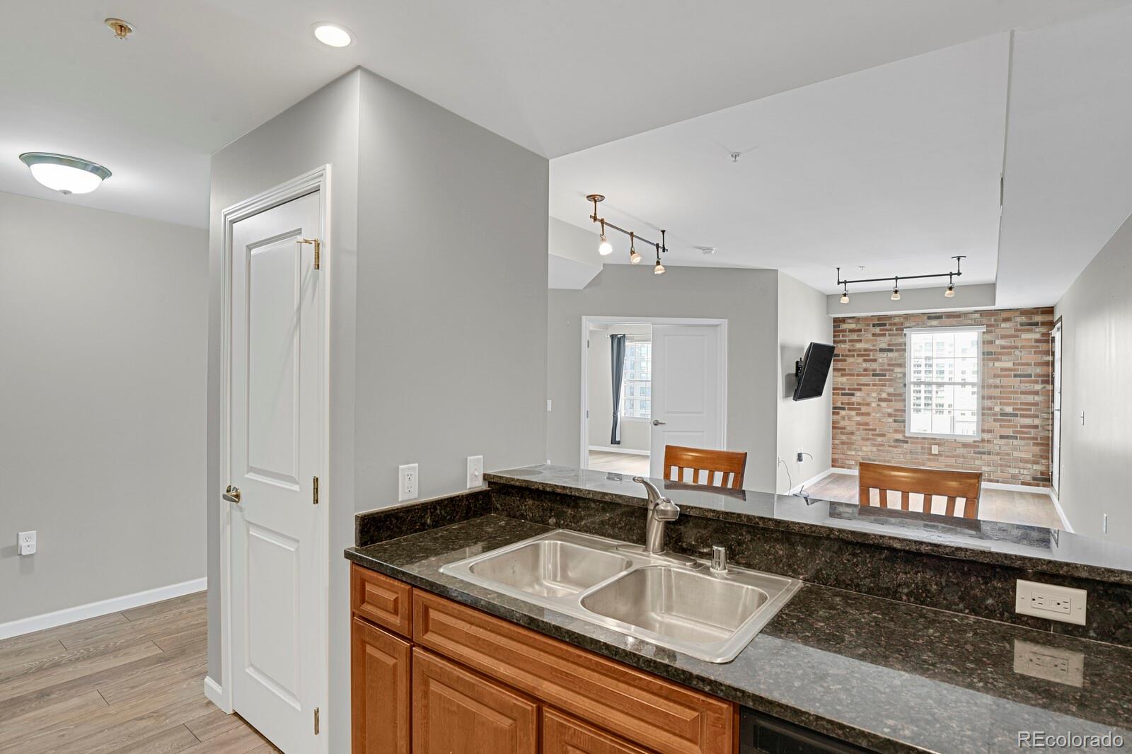 925 N Lincoln Street Unit: 8G