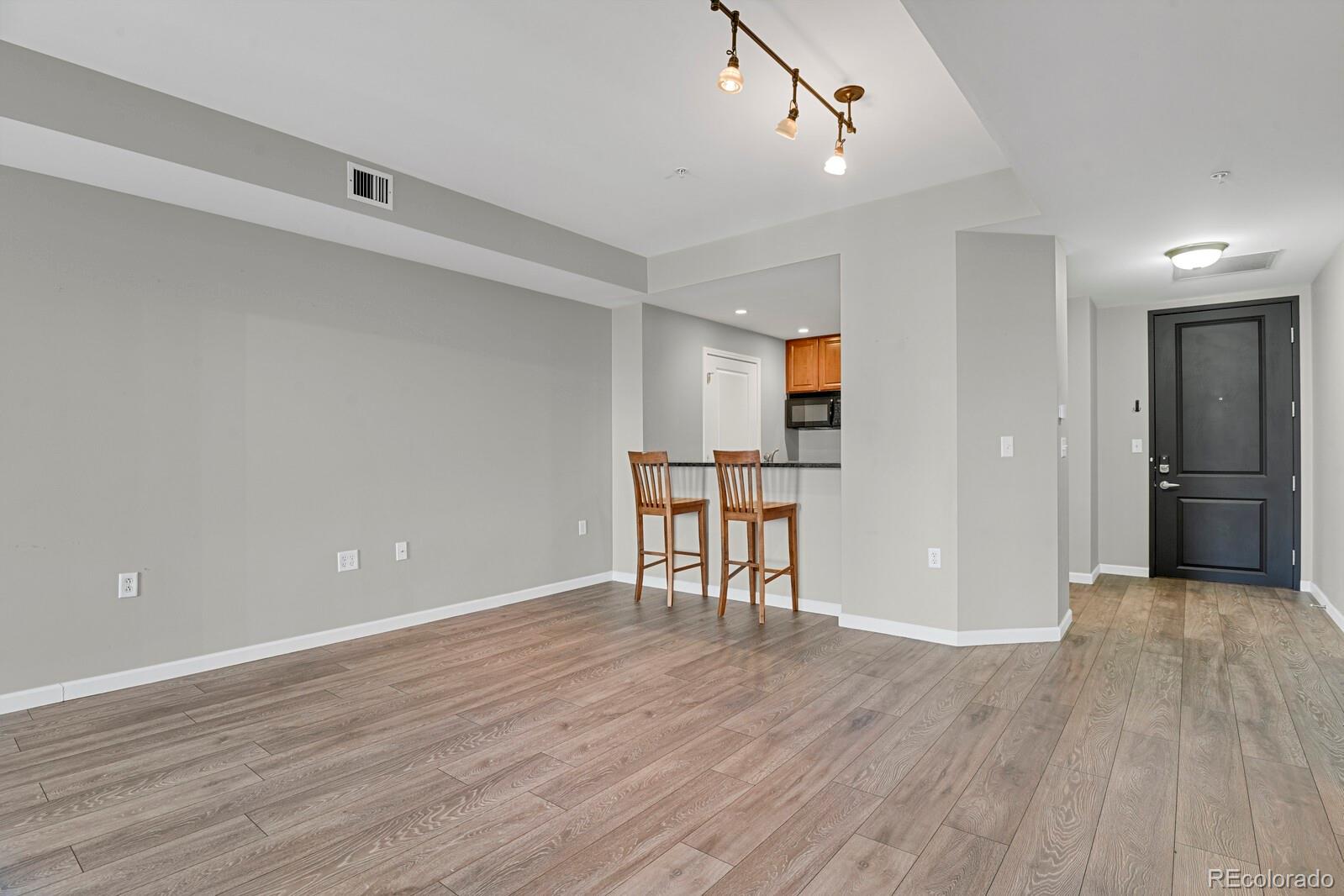 925 N Lincoln Street Unit: 8G