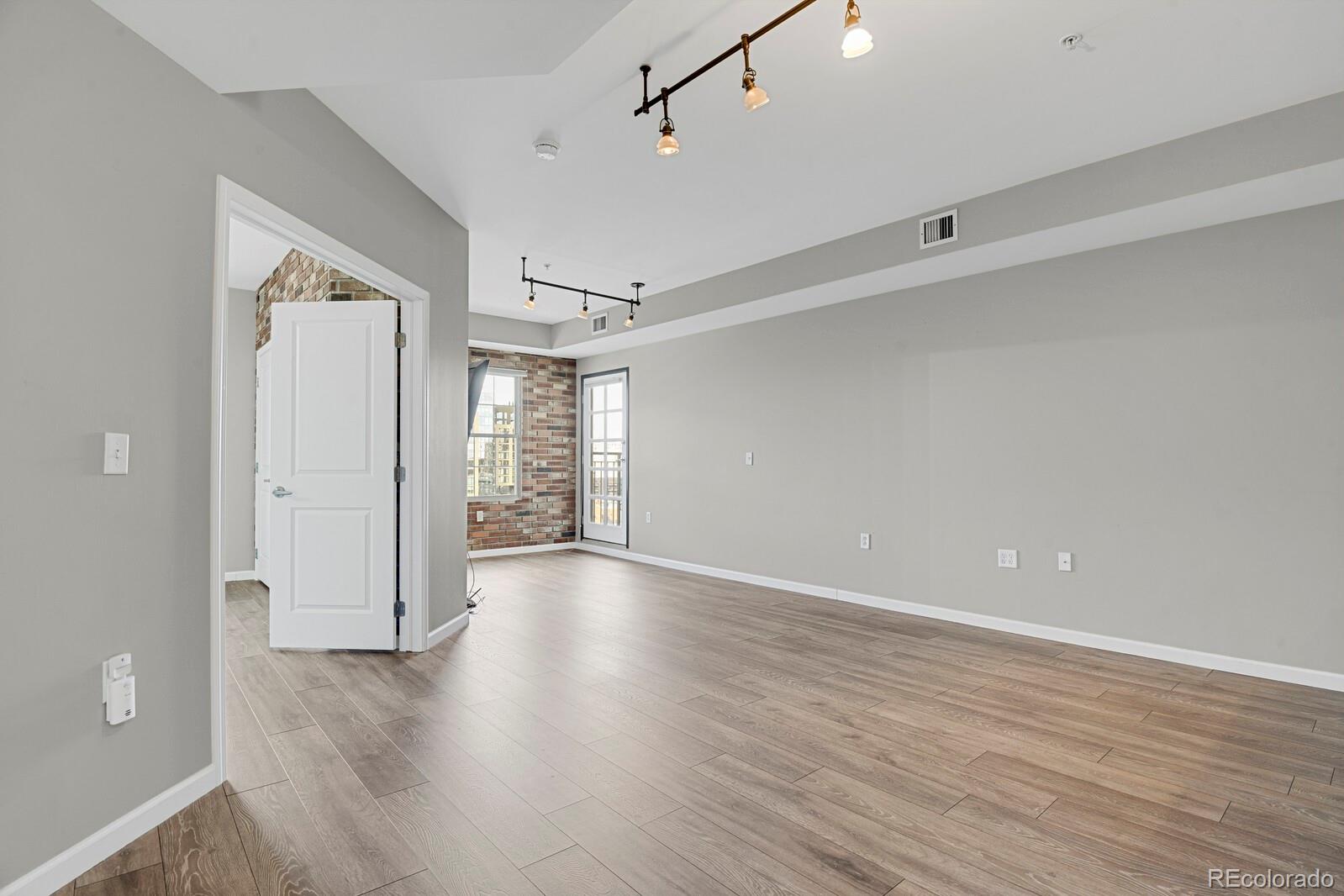 925 N Lincoln Street Unit: 8G