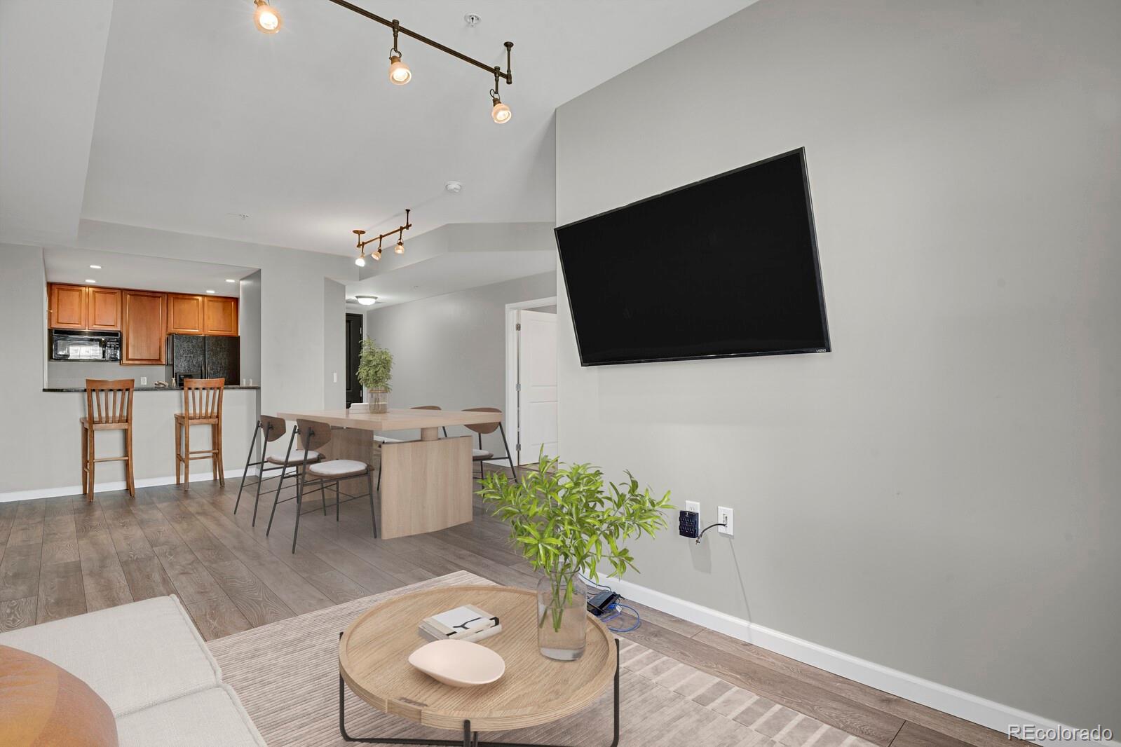 925 N Lincoln Street Unit: 8G