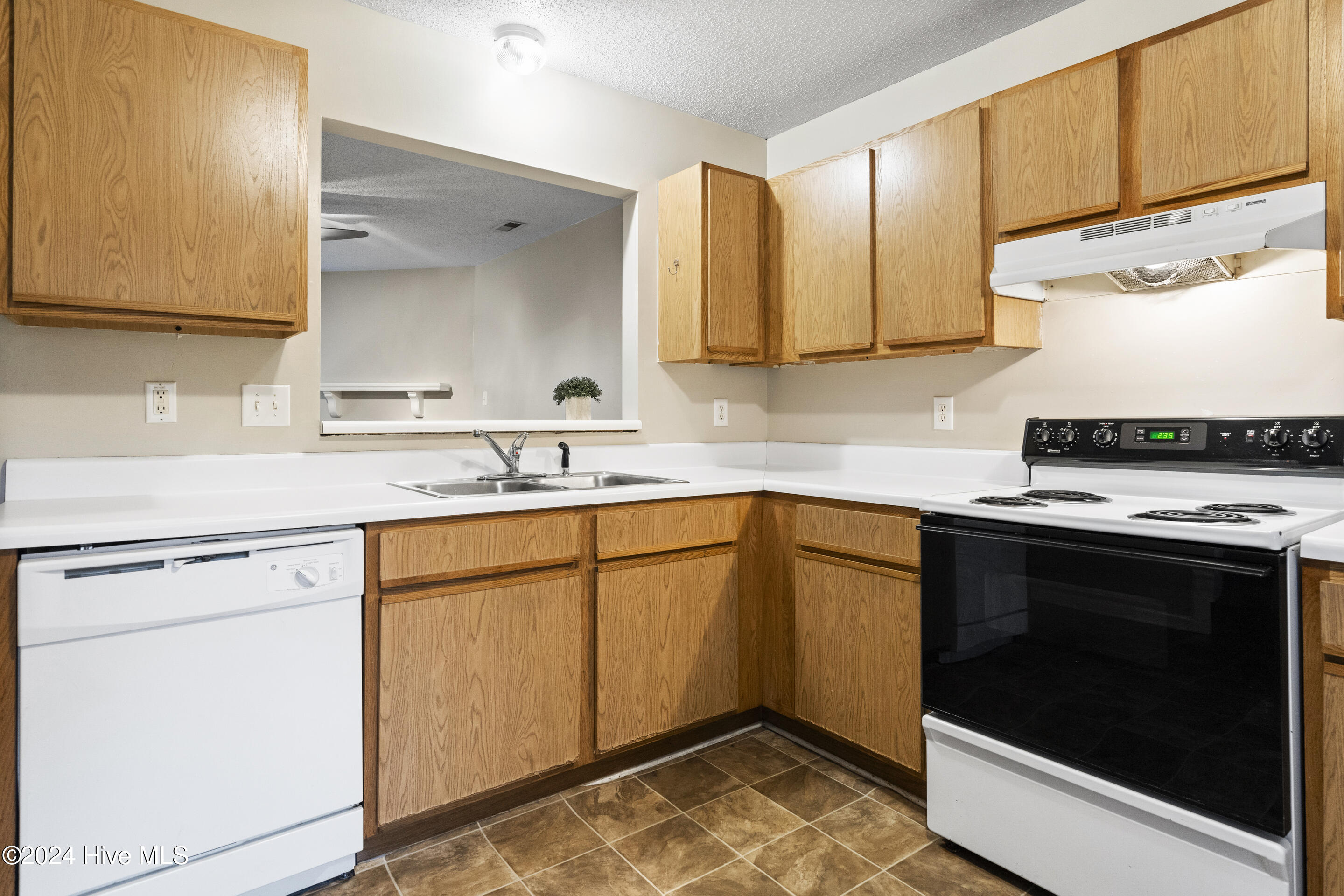 1096 W Pueblo Drive