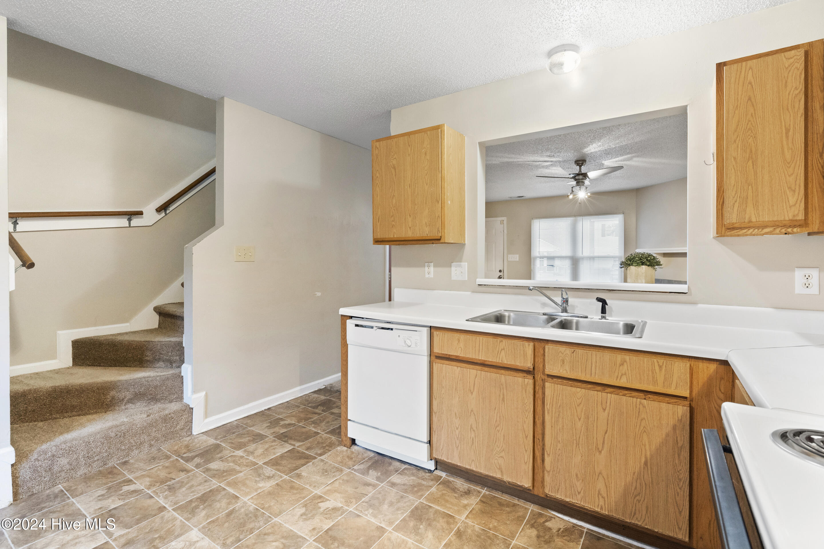 1096 W Pueblo Drive