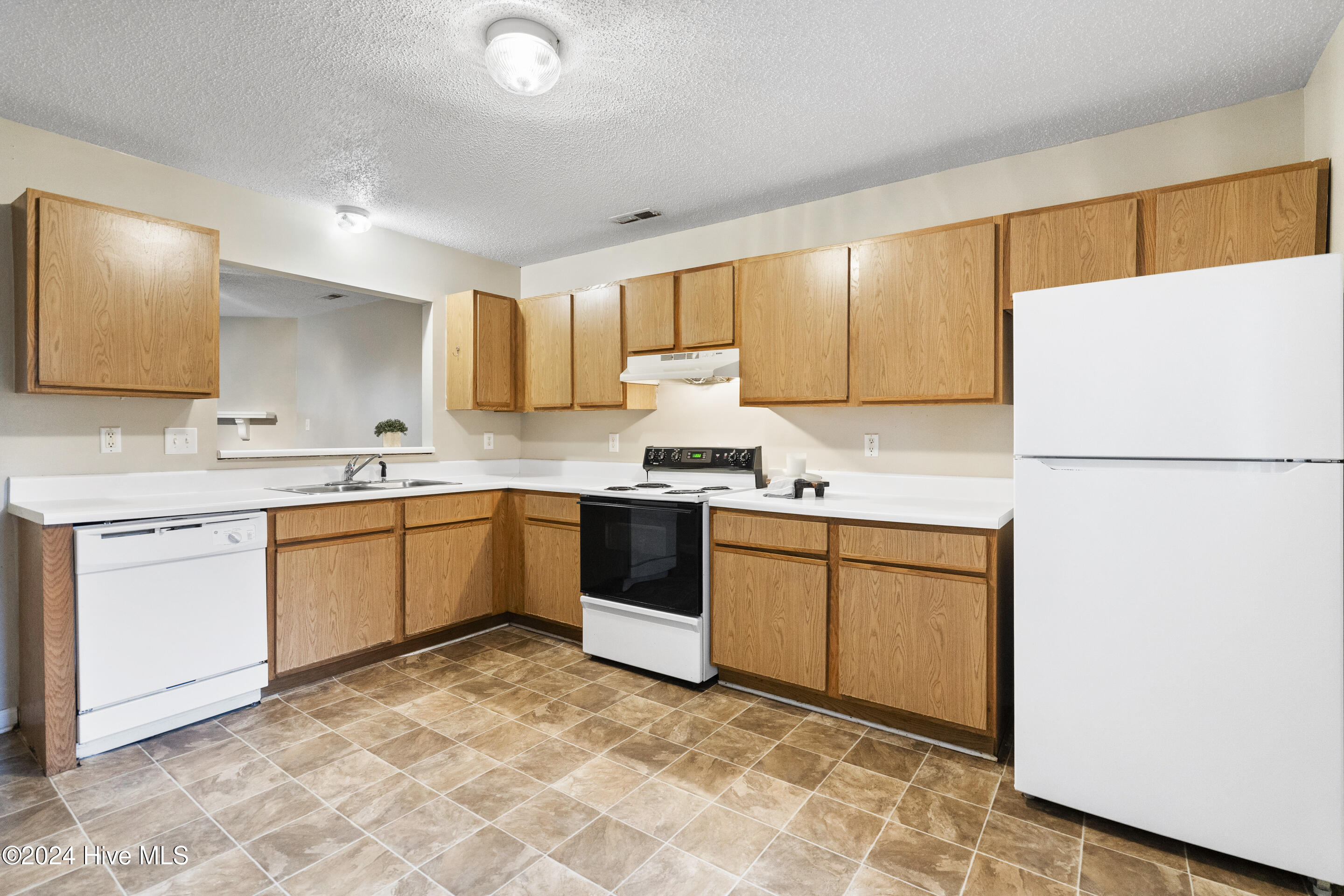 1096 W Pueblo Drive