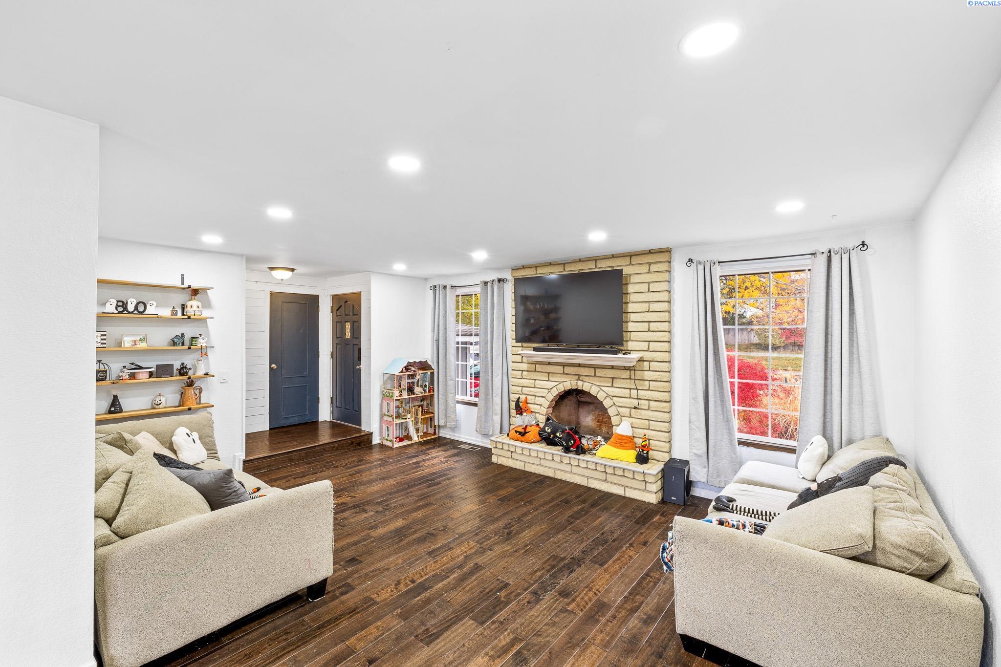 1466 Rimrock Ave.